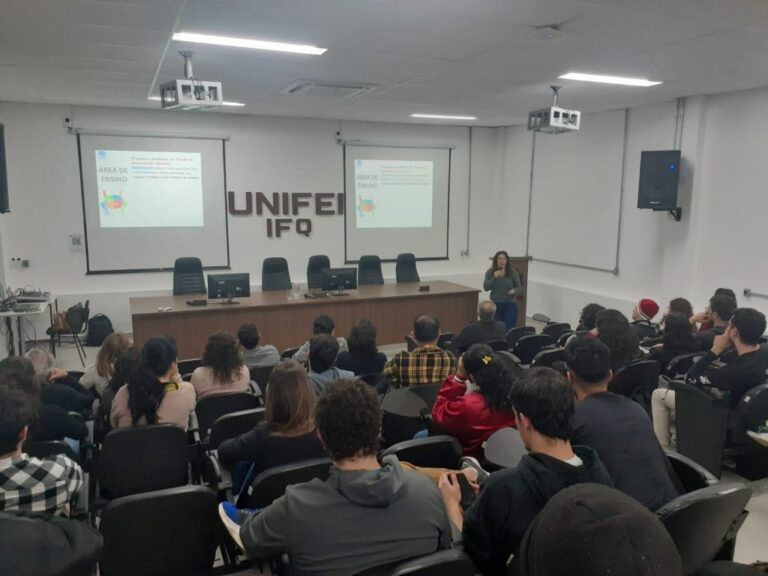 Além da palestra no dia 06 de junho, a visitante participou de reuniões com mestrandos e professores da UNIFEI.